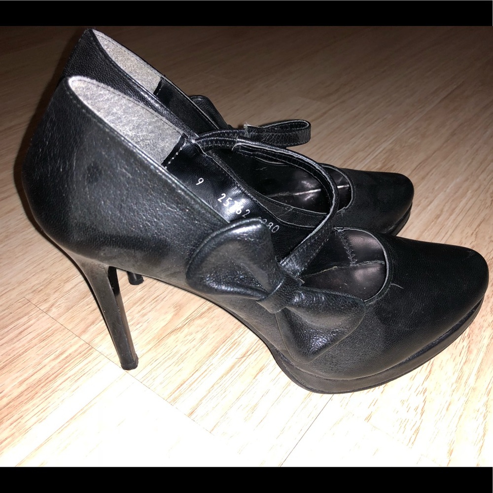 Black heels with a bow on the side